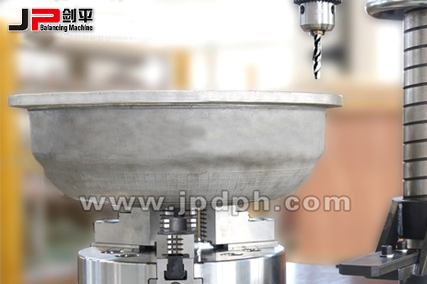 汽車輪轂動平衡機(jī)-檢測中