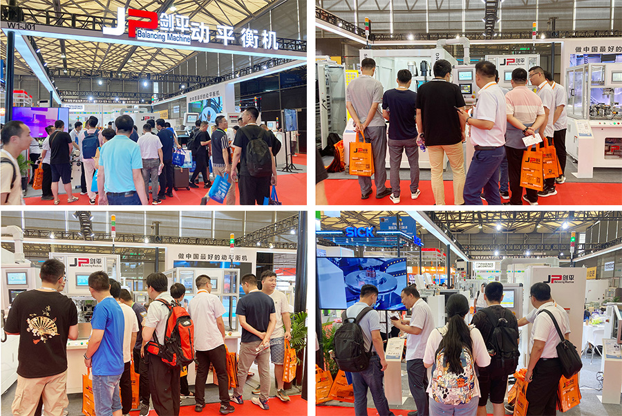 人們紛紛聚集在展位前，了解劍平動平衡機(jī)